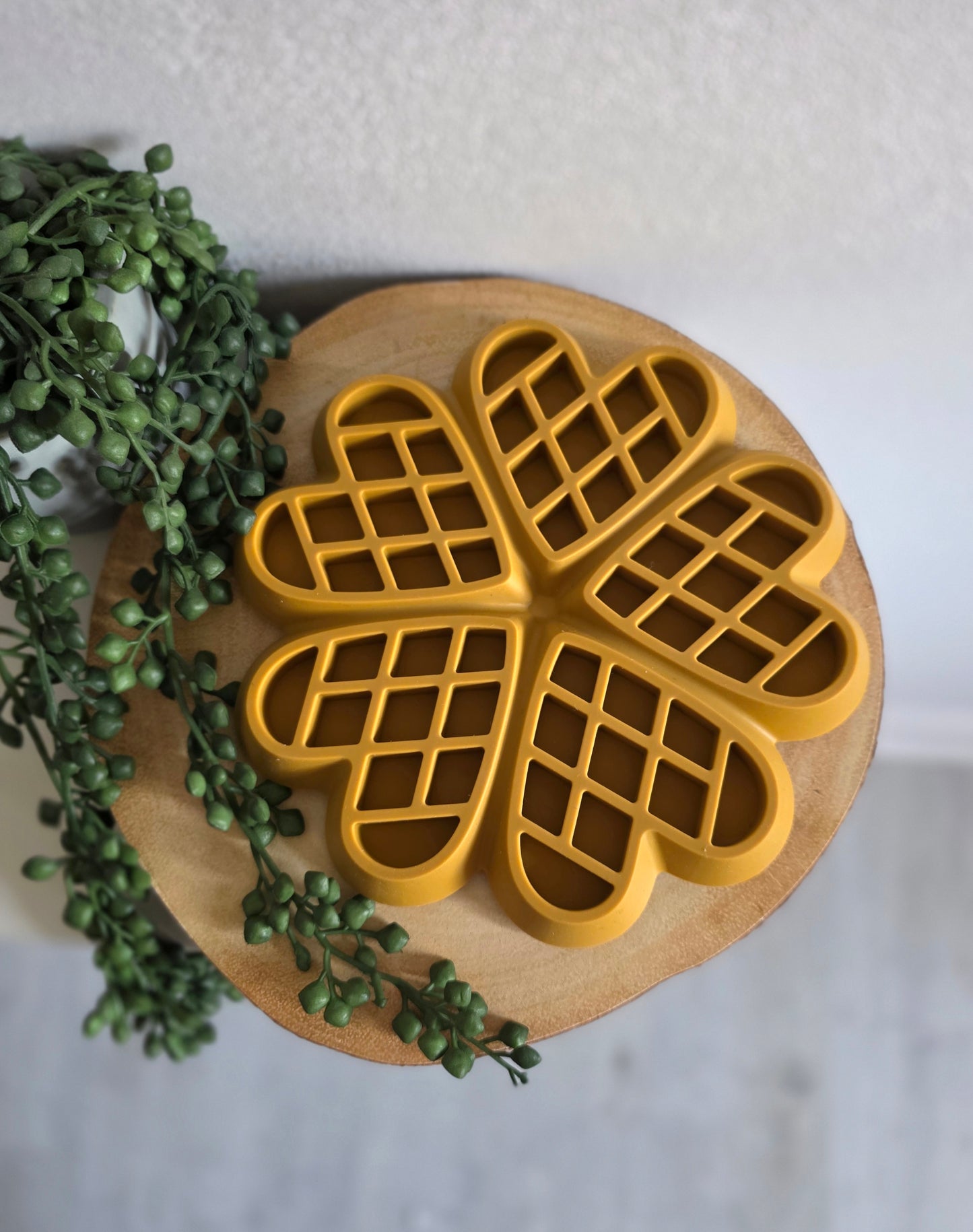 Waffle flower slow feeder 🧇