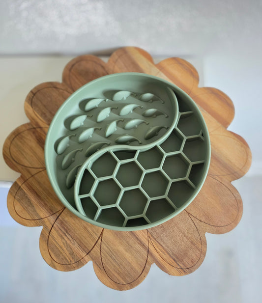Honeycomb waves slow feeder